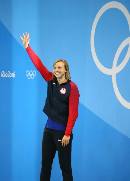 La campeona olímpica Katie Ledecky de Estados Unidos durante la ceremonia de medalla después de la victoria en los 800m libres femeninos del Río 2016 — Foto de Stock