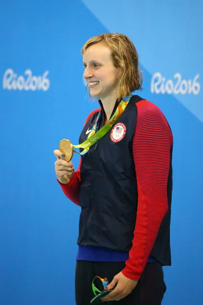 Campionessa olimpica Katie Ledecky degli Stati Uniti durante la cerimonia di medaglia dopo la vittoria agli 800m stile libero femminile del Rio 2016 — Foto Stock