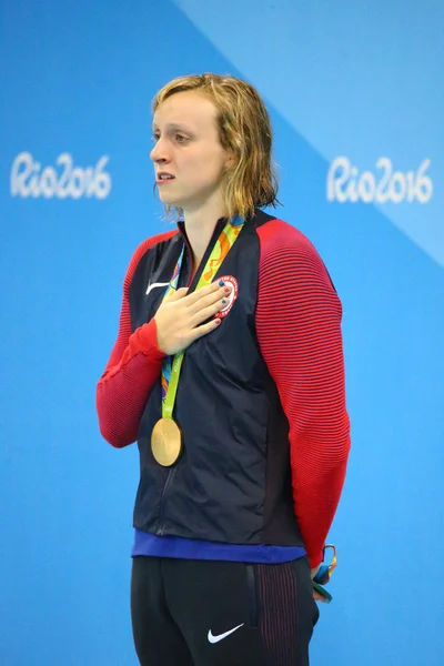 La campeona olímpica Katie Ledecky de Estados Unidos durante la ceremonia de medalla después de la victoria en los 800m libres femeninos del Río 2016 — Foto de Stock