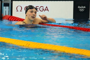 Olimpiyat şampiyonu ABD'li Katie Ledecky, Rio 2016 Olimpiyat Oyunları'nda Bayanlar 800 metre serbest te zaferini kutladı