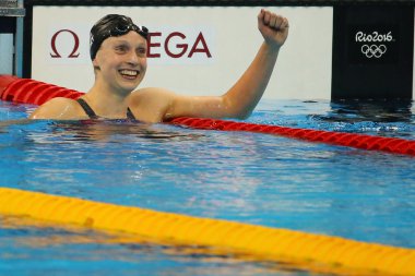 Olimpiyat şampiyonu ABD'li Katie Ledecky, Rio 2016 Olimpiyat Oyunları'nda Bayanlar 800 metre serbest te zaferini kutladı