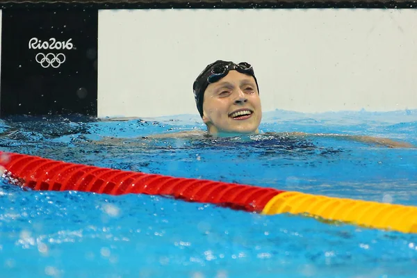 La campeona olímpica Katie Ledecky de Estados Unidos celebra la victoria en los 800 metros libres femeninos de los Juegos Olímpicos de Río 2016 — Foto de Stock