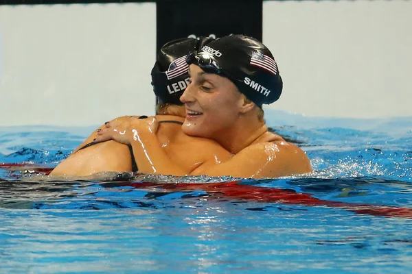 Amerikanska simmare Leah Smith (R) gratulerar olympisk mästare Katie Ledecky i USA efter hennes seger på damernas 800m Freestyle — Stockfoto