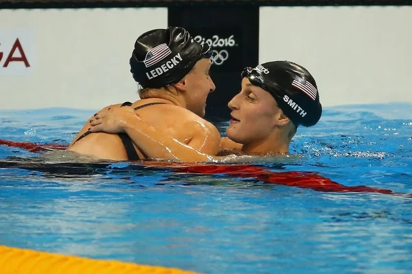 US swimmer Leah Smith (R) congratulates Olympic champion Katie Ledecky of USA after her victory at the Women's 800m freestyle — Stock Photo, Image