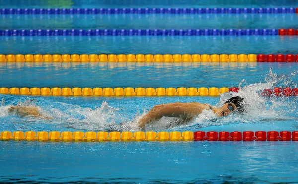 La campeona olímpica Katie Ledecky de Estados Unidos compite en los 800 metros libres femeninos de los Juegos Olímpicos de Río 2016 — Foto de Stock