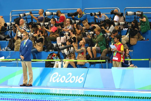 Fotógrafos deportivos disparando competición de natación en el Centro Acuático Olímpico durante los Juegos Olímpicos de Río 2016 — Foto de Stock