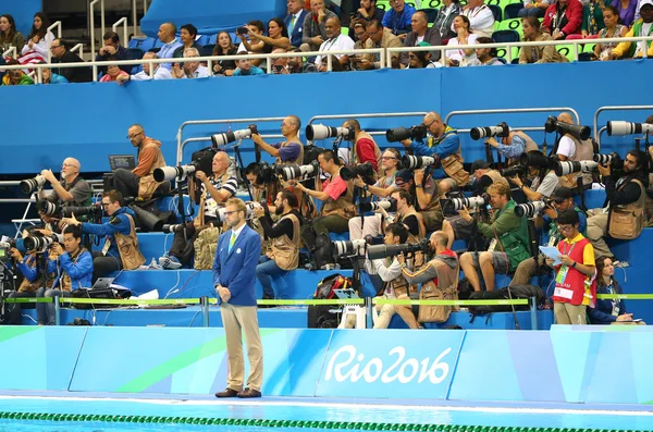 2016 리우 올림픽 기간 동안 올림픽 수영 센터에서 수영 경기를 촬영하는 스포츠 사진작가 — 스톡 사진
