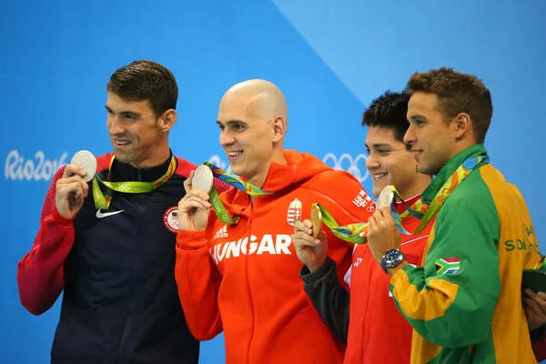 Michael Phelps Amerika (L), Laszlo Cseh Hun, Joseph Schooling Sgp ve Çad le Clos Rsa erkekler 100m kelebek sonra madalya töreni sırasında — Stok fotoğraf