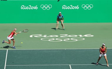  Timea Bacsinszky (L) ve Martina Hingis I of Switzerland, Rio 2016 Olimpiyat Oyunları'nın çiftler finalinde iş başında 