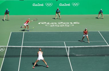 Rusya'dan E. Makarova (beyaz) ve T. Bacsinszky (L) ve İsviçre'den M. Hingis (kırmızı) Rio 2016 Olimpiyatları'nda bayanlar çiftler finalinde