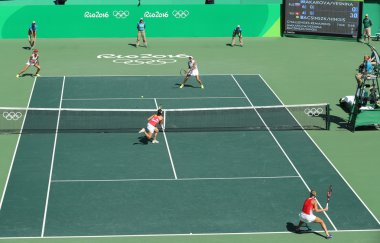 :E. Makarova ve E. Vesnina Rusya (beyaz) ve T. Bacsinszky ve M. Hingis İsviçre Rio 2016 Olimpiyatları bayanlar çiftler finali sırasında eylem