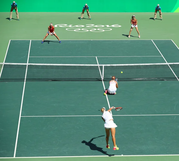 :E. Makarova e E. Vesnina da Rússia (em branco) e T. Bacsinszky e M. Hingis da Suíça em ação durante a final de duplas femininas dos Jogos Olímpicos Rio 2016 — Fotografia de Stock