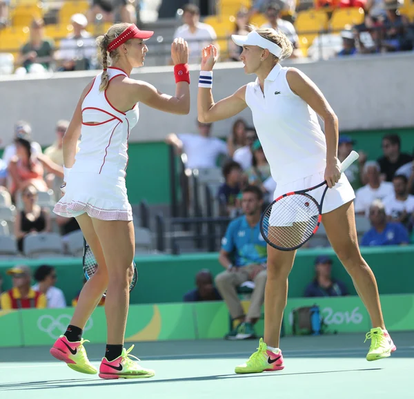 Ekaterina Makarova (L) e Elena Vesnina da Rússia em ação durante a final de duplas femininas dos Jogos Olímpicos Rio 2016 — Fotografia de Stock