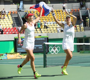  Rus Ekaterina Makarova (L) ve Elena Vesnina, Rio 2016 Olimpiyat Oyunları'nda çiftler de finalinin ardından zaferi kutladılar 