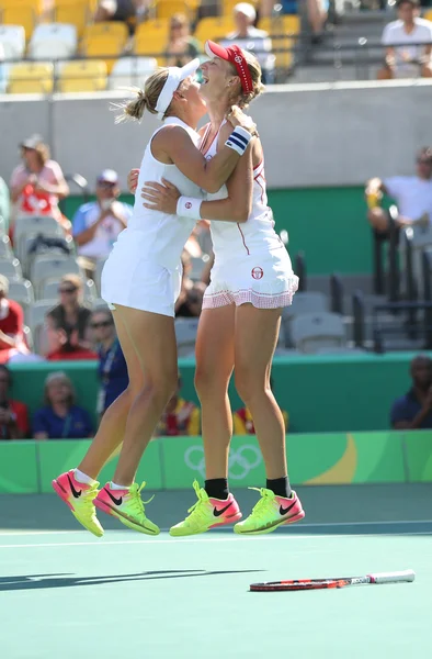 Елена Веснина (L) и Екатерина Макарова (Россия) празднуют победу после женского парного финала Олимпиады-2016 в Рио — стоковое фото