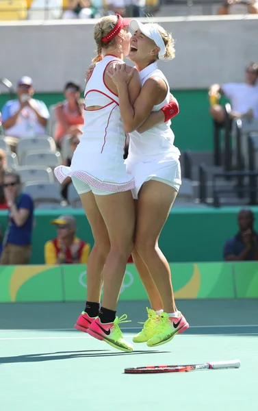 Ekaterina Makarova (L) y Elena Vesnina de Rusia celebran la victoria después de la final de dobles femeninos de los Juegos Olímpicos de Río 2016 — Foto de Stock