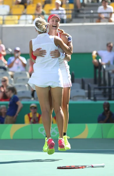 Elena Vesnina (L) y Ekaterina Makarova de Rusia celebran la victoria después de la final de dobles femeninos de los Juegos Olímpicos de Río 2016 — Foto de Stock
