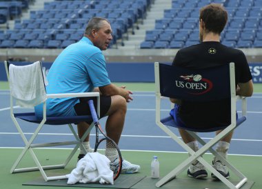 Grand Slam Şampiyonu Andy Murray (R) Us Open 2016 için antrenörü Grand Slam Şampiyonu Ivan Lendl ile antrenman dan sonra 