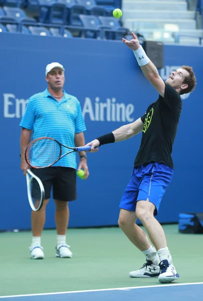 Mistrz Wielkiego Szlema Andy Murray (R) praktyk z jego trener Grand Slam Champion Ivan Lendl dla US Open 2016 — Zdjęcie stockowe