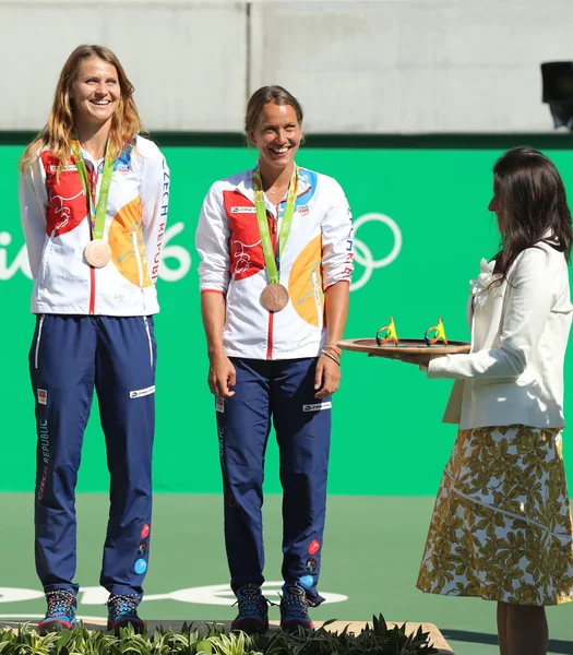 Les médaillées de bronze de l "équipe tchèque Lucie Safarova (L) et Barbora Strycova lors de la cérémonie de remise des médailles après la finale féminine de tennis en double — Photo