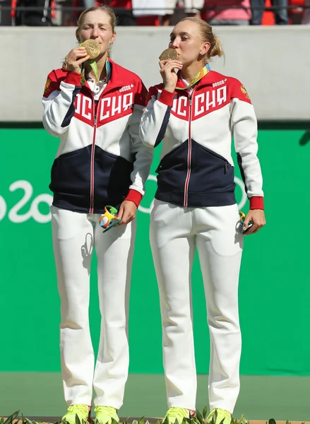 Mistrzowie olimpijscy team Rosja Ekaterina Makarova (L) i Elena Vesnina podczas ceremonii medal po tenisa kobiet debla — Zdjęcie stockowe