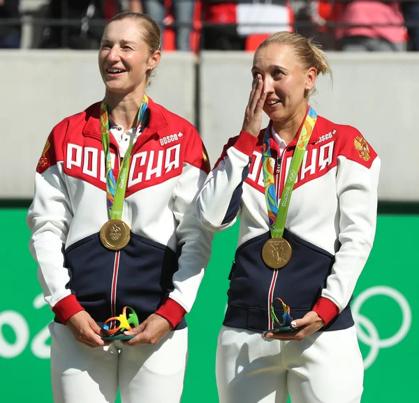 Campeones olímpicos equipo Rusia Ekaterina Makarova (L) y Elena Vesnina durante la ceremonia de medalla después de la final de dobles de tenis femenino — Foto de Stock