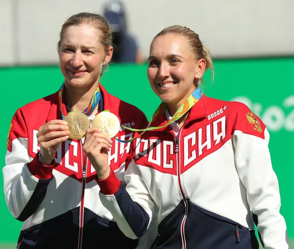 Олимпийская сборная России Екатерина Макарова (L) и Елена Веснина во время церемонии награждения медалями после финала женского парного разряда по теннису — стоковое фото