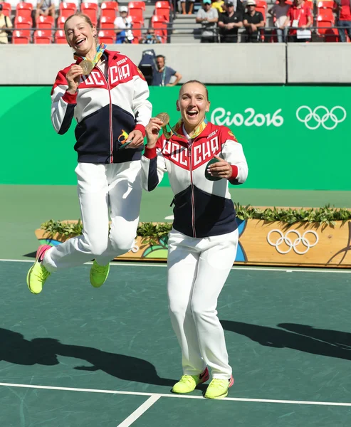 Equipe de campeões olímpicos Rússia Ekaterina Makarova (L) e Elena Vesnina durante cerimônia de medalha após a final de duplas de tênis feminino — Fotografia de Stock