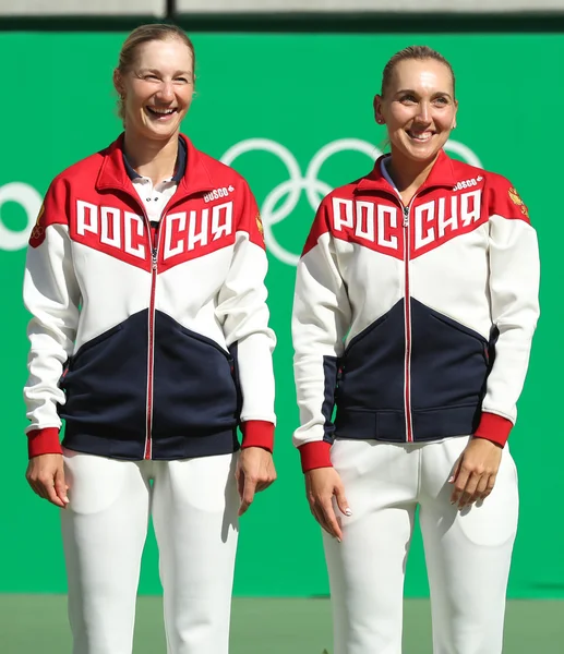 Les championnes olympiques de Russie Ekaterina Makarova (L) et Elena Vesnina lors de la cérémonie de remise des médailles après la finale féminine de tennis en double — Photo