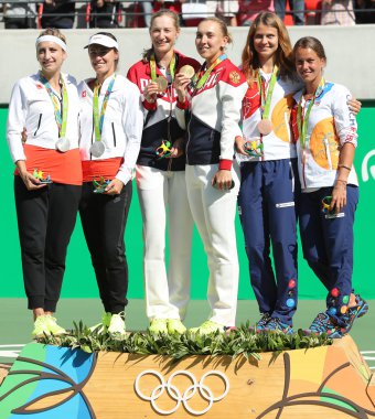 Rio 2016 Olimpiyat Oyunları'nda tenis bayanlar çiftler takımı İsviçre (L), Rusya takımı ve Çek takımı madalya töreninde