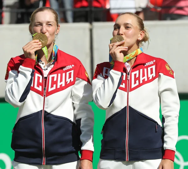 Olimpiyat Şampiyonu Rusya Ekaterina Makarova (L) ve Elena Vesnina madalya töreni sırasında Tenisi Bayanlar çiftler finali sonra takım — Stok fotoğraf