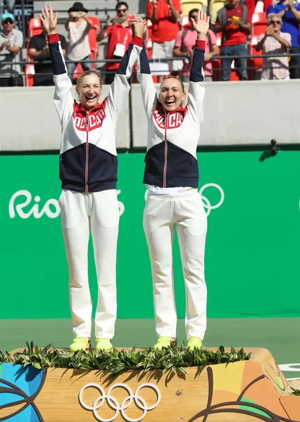 Olympiska mästare team Ryssland Ekaterina Makarova (L) och Elena Vesnina under prisutdelningen efter tennis Damdubbel slutliga — Stockfoto