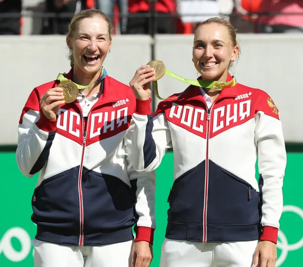 Olimpiyat Şampiyonu Rusya Ekaterina Makarova (L) ve Elena Vesnina madalya töreni sırasında Tenisi Bayanlar çiftler finali sonra takım — Stok fotoğraf