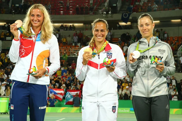 Petra Kvitova CZE (L), Monica Puig PUR e Angelique Kerber GER durante la cerimonia di medaglia dopo la finale di singolare femminile di tennis — Foto Stock