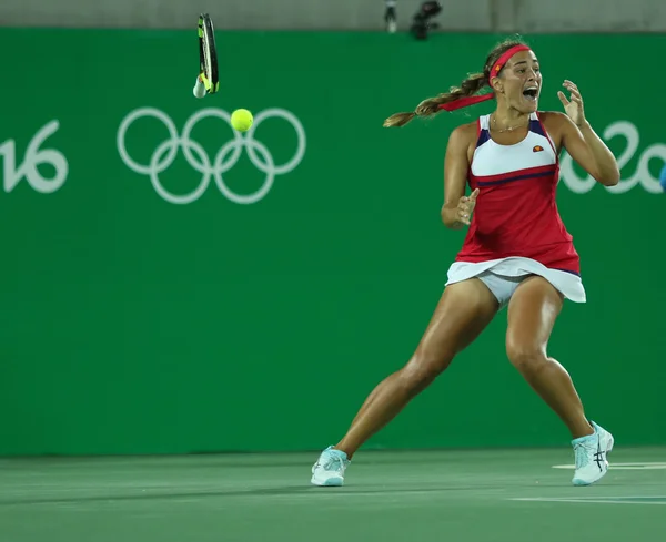 La campeona olímpica Monica Puig de Puerto Rico celebra la victoria tras la final individual femenina de tenis de los Juegos Olímpicos de Río 2016 — Foto de Stock