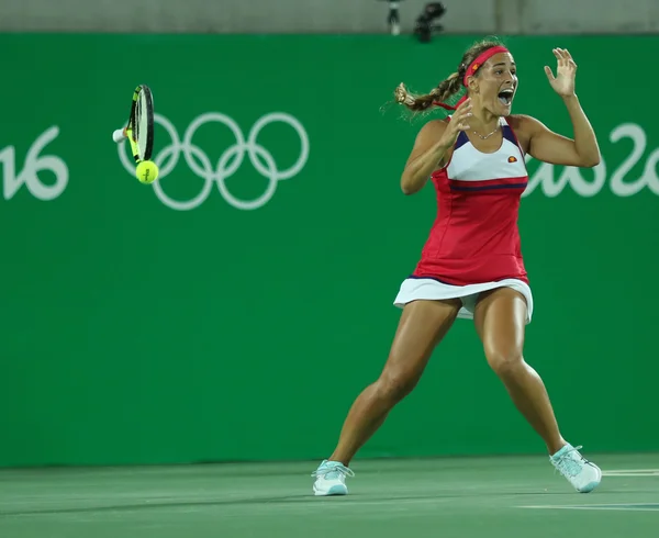 La campionessa olimpica Monica Puig di Porto Rico festeggia la vittoria dopo la finale di singolare femminile dei Giochi Olimpici di Rio 2016 — Foto Stock