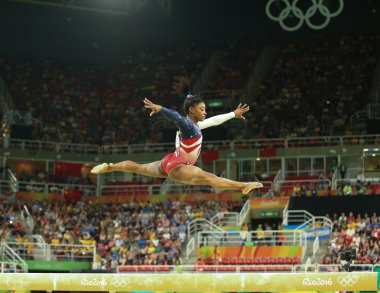 ABD'li olimpiyat şampiyonu Simone Biles, Rio 2016'da kadın takımının jimnastikte denge kirişi yle yarışıyor