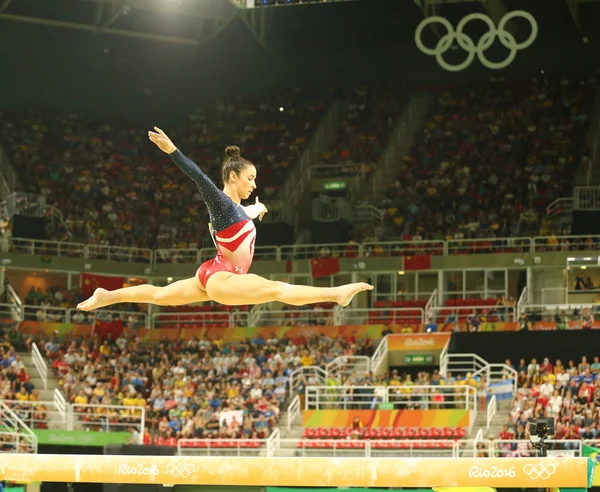 アメリカ合衆国のアリー Raisman 競合リオ 2016 年に女子チーム万能体操の平均台のオリンピック チャンピオン — ストック写真