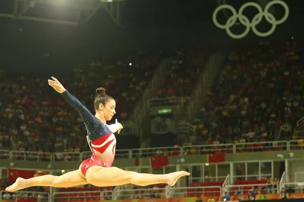 Olympisk mästare Aly Raisman av Förenta staterna konkurrerar på balans balken på kvinnors team mångkamp i gymnastik vid Rio 2016 — Stockfoto