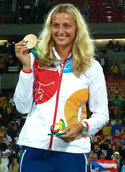 Médaillée de bronze Petra Kvitova de la République tchèque lors de la cérémonie de remise des médailles après la finale de tennis en simple féminin de Rio 2016 — Photo