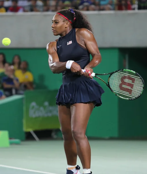 Campeã olímpica Serena Williams dos Estados Unidos em ação durante a terceira rodada dos Jogos Olímpicos Rio 2016 — Fotografia de Stock