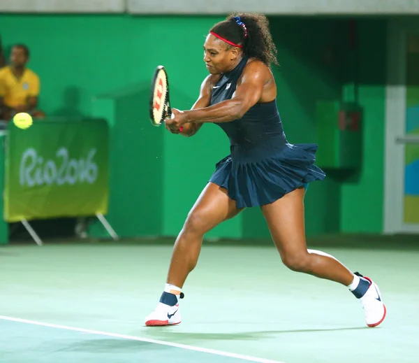 Üç maç Rio 2016 Olimpiyat Oyunları Olimpiyat Şampiyonu Serena Williams Amerika Birleşik Devletleri içinde hareket singles sırasında yuvarlak — Stok fotoğraf