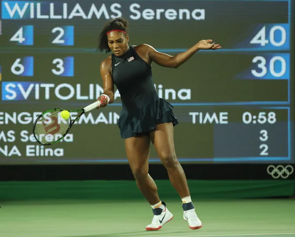 Campeones olímpicos Serena Williams de Estados Unidos en acción durante la tercera ronda individual de los Juegos Olímpicos de Río 2016 — Foto de Stock