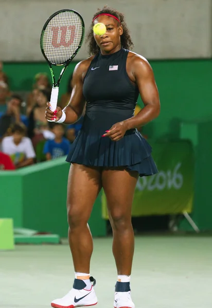 Les championnes olympiques Serena Williams des États-Unis en action lors de la troisième ronde de simple des Jeux Olympiques de Rio 2016 — Photo