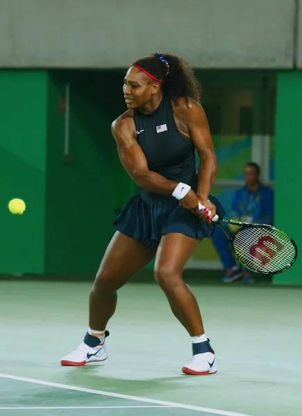Campeones olímpicos Serena Williams de Estados Unidos en acción durante la tercera ronda individual de los Juegos Olímpicos de Río 2016 —  Fotos de Stock