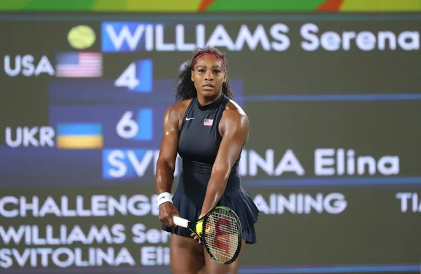Campeã olímpica Serena Williams dos Estados Unidos em ação durante a terceira rodada dos Jogos Olímpicos Rio 2016 — Fotografia de Stock