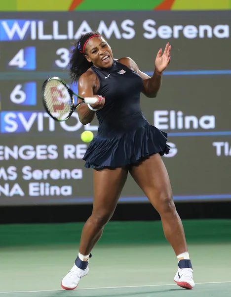 Trzy rundy mistrzowie Serena Williams w Stanach Zjednoczonych w akcji podczas singli z Igrzysk Rio 2016 — Zdjęcie stockowe