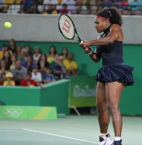 Üç maç Rio 2016 Olimpiyat Oyunları Olimpiyat Şampiyonu Serena Williams Amerika Birleşik Devletleri içinde hareket singles sırasında yuvarlak — Stok fotoğraf
