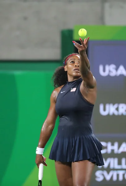 Les championnes olympiques Serena Williams des États-Unis en action lors de la troisième ronde de simple des Jeux Olympiques de Rio 2016 — Photo