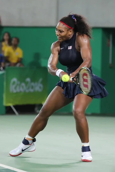 Üç maç Rio 2016 Olimpiyat Oyunları Olimpiyat Şampiyonu Serena Williams Amerika Birleşik Devletleri içinde hareket singles sırasında yuvarlak — Stok fotoğraf